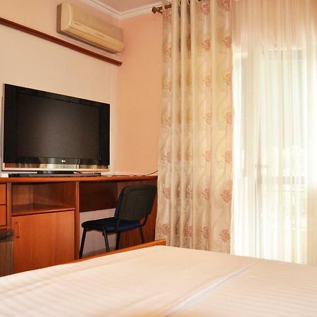 Lugano Hotel Tiranë Luaran gambar