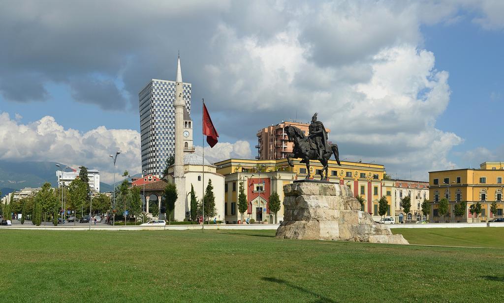 Lugano Hotel Tiranë Luaran gambar