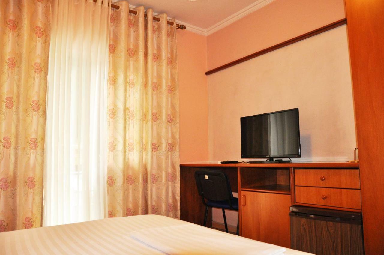 Lugano Hotel Tiranë Luaran gambar